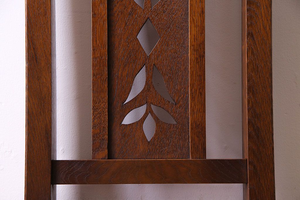 中古　透かし彫りが優し気な雰囲気のナラ材ダイニングチェア(ワークチェア、板座チェア、椅子)