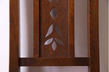 中古　透かし彫りが優し気な雰囲気のナラ材ダイニングチェア(ワークチェア、板座チェア、椅子)