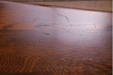 中古　透かし彫りが優し気な雰囲気のナラ材ダイニングチェア(ワークチェア、板座チェア、椅子)