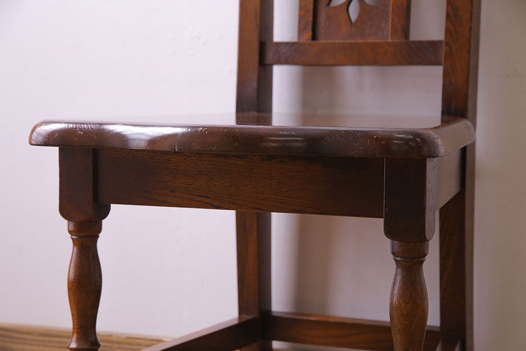 中古　透かし彫りが優し気な雰囲気のナラ材ダイニングチェア(ワークチェア、板座チェア、椅子)