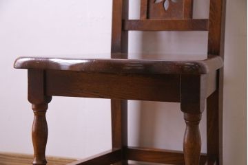 中古　透かし彫りが優し気な雰囲気のナラ材ダイニングチェア(ワークチェア、板座チェア、椅子)