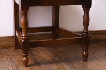 中古　透かし彫りが優し気な雰囲気のナラ材ダイニングチェア(ワークチェア、板座チェア、椅子)