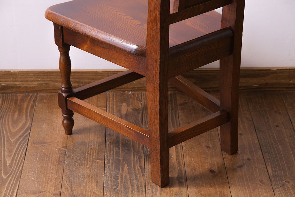 中古　透かし彫りが優し気な雰囲気のナラ材ダイニングチェア(ワークチェア、板座チェア、椅子)