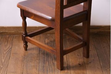 中古　透かし彫りが優し気な雰囲気のナラ材ダイニングチェア(ワークチェア、板座チェア、椅子)