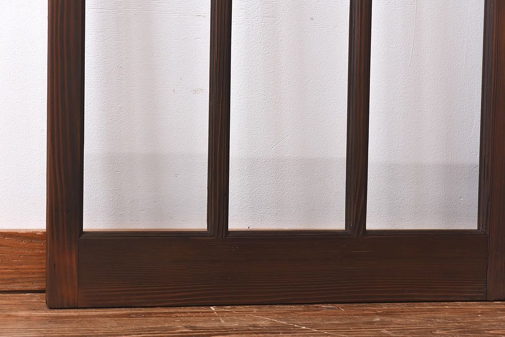 昭和レトロ　シンプルでレトロな雰囲気を漂わせるガラス戸(格子戸、引き戸)