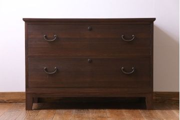 アンティーク家具　和製アンティーク　当時ものの取っ手!シンプルな脚付箪笥ローチェスト(ローボード、衣装箪笥)