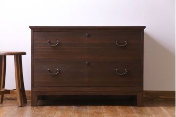 アンティーク家具　和製アンティーク　当時ものの取っ手!シンプルな脚付箪笥ローチェスト(ローボード、衣装箪笥)