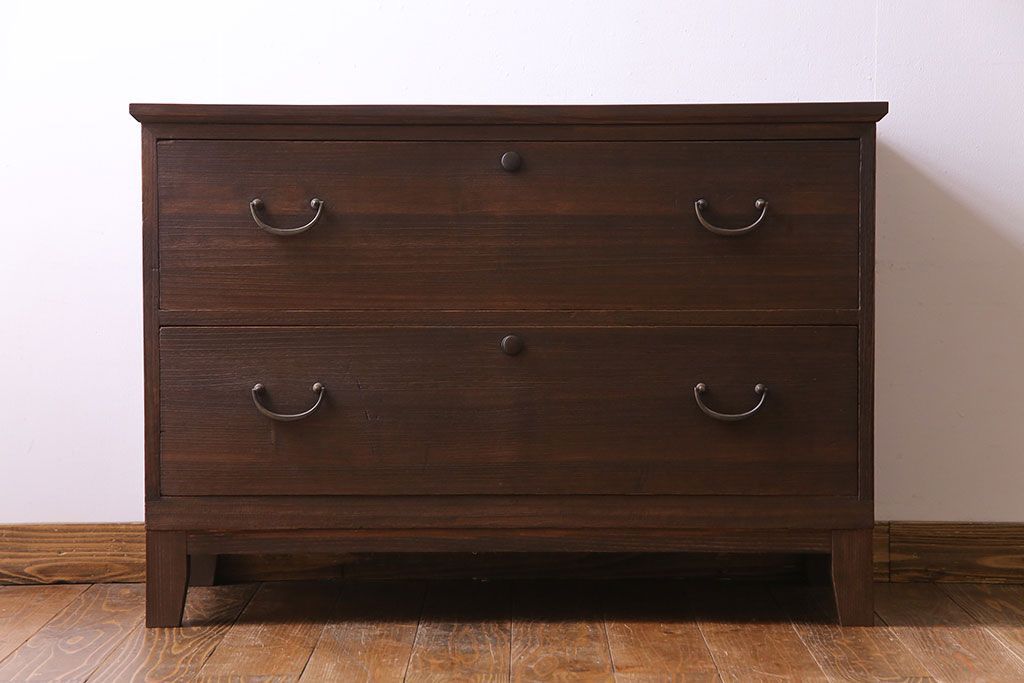 アンティーク家具　和製アンティーク　当時ものの取っ手!シンプルな脚付箪笥ローチェスト(ローボード、衣装箪笥)
