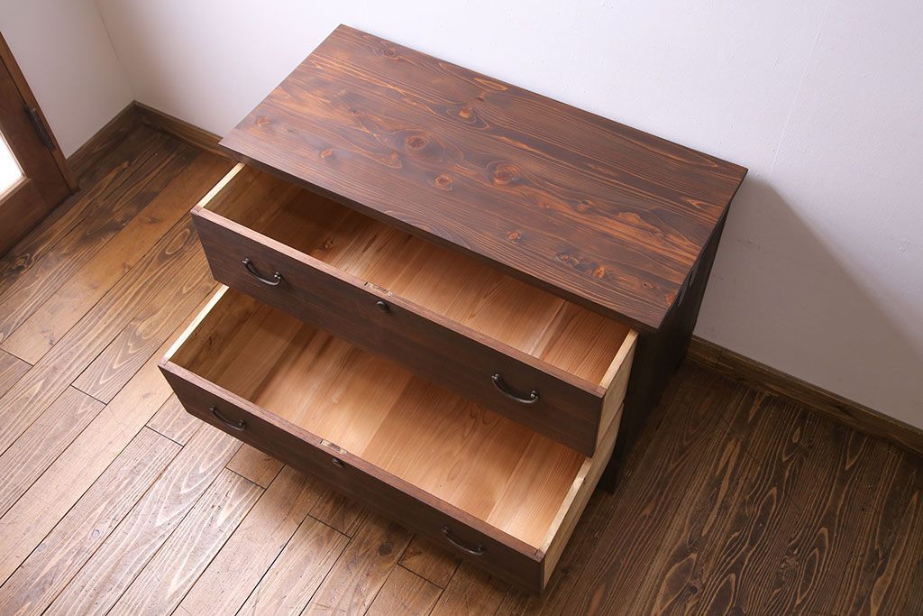 アンティーク家具　和製アンティーク　当時ものの取っ手!シンプルな脚付箪笥ローチェスト(ローボード、衣装箪笥)