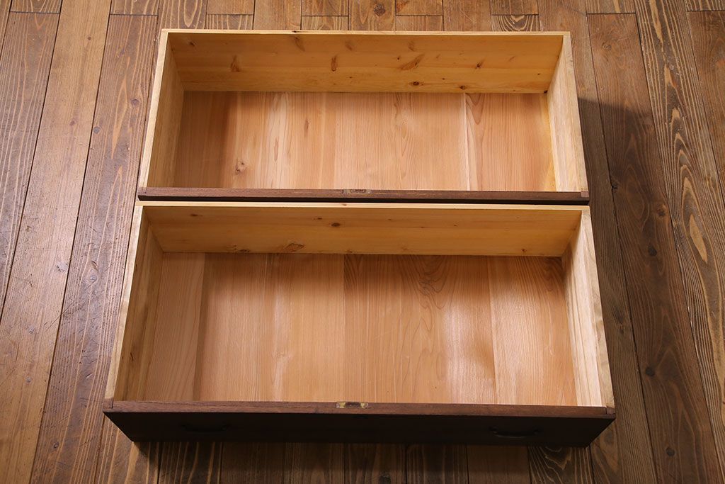 アンティーク家具　和製アンティーク　当時ものの取っ手!シンプルな脚付箪笥ローチェスト(ローボード、衣装箪笥)