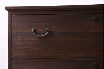 アンティーク家具　和製アンティーク　当時ものの取っ手!シンプルな脚付箪笥ローチェスト(ローボード、衣装箪笥)
