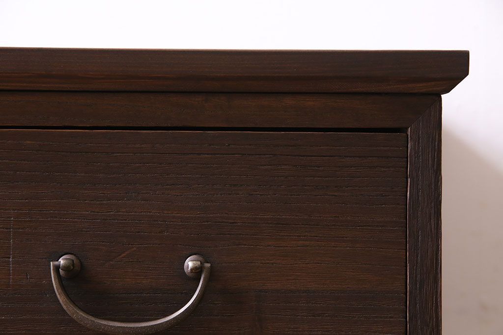 アンティーク家具　和製アンティーク　当時ものの取っ手!シンプルな脚付箪笥ローチェスト(ローボード、衣装箪笥)