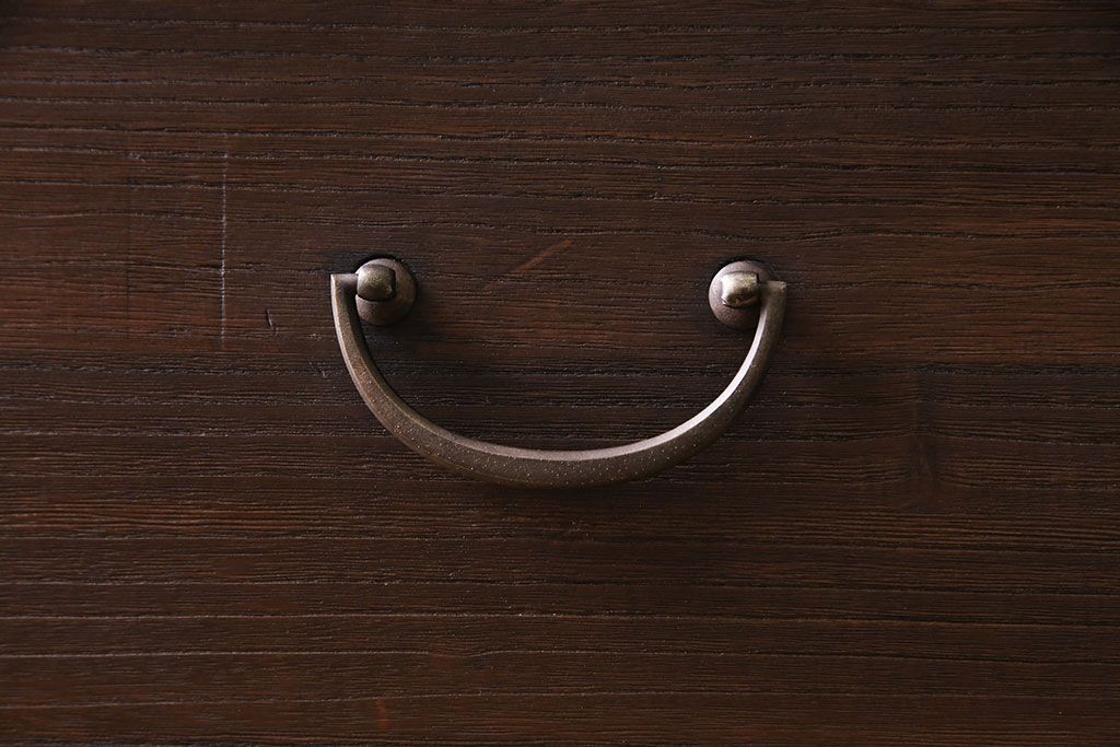 アンティーク家具　和製アンティーク　当時ものの取っ手!シンプルな脚付箪笥ローチェスト(ローボード、衣装箪笥)