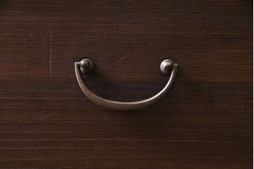 アンティーク家具　和製アンティーク　当時ものの取っ手!シンプルな脚付箪笥ローチェスト(ローボード、衣装箪笥)