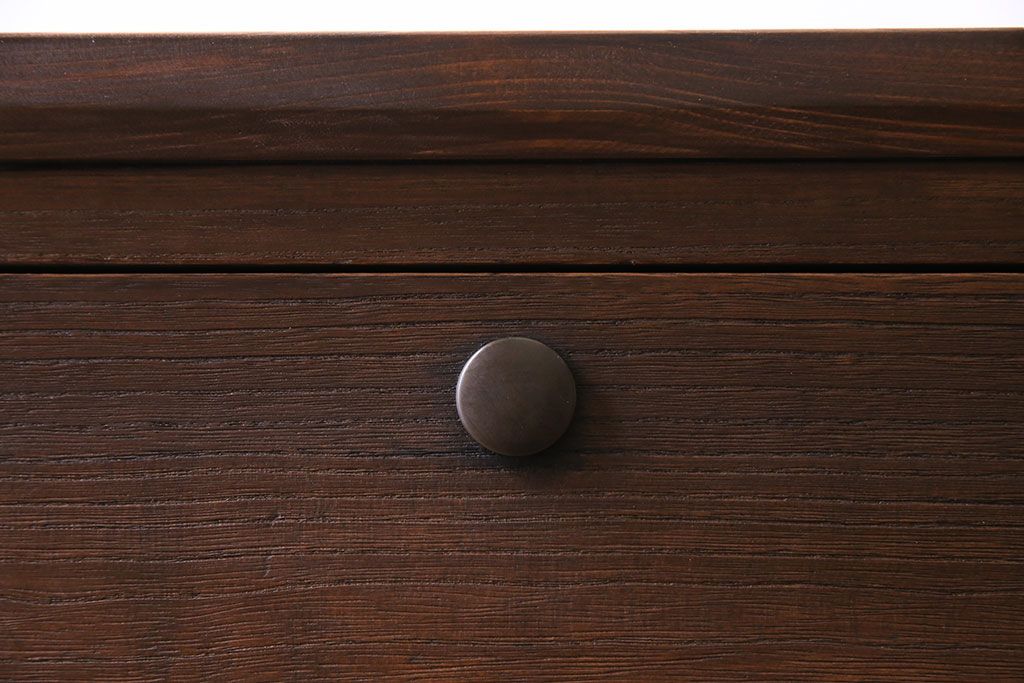 アンティーク家具　和製アンティーク　当時ものの取っ手!シンプルな脚付箪笥ローチェスト(ローボード、衣装箪笥)