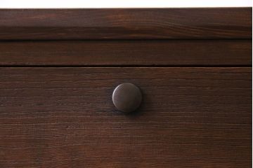 アンティーク家具　和製アンティーク　当時ものの取っ手!シンプルな脚付箪笥ローチェスト(ローボード、衣装箪笥)