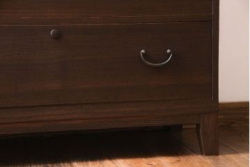 アンティーク家具　和製アンティーク　当時ものの取っ手!シンプルな脚付箪笥ローチェスト(ローボード、衣装箪笥)