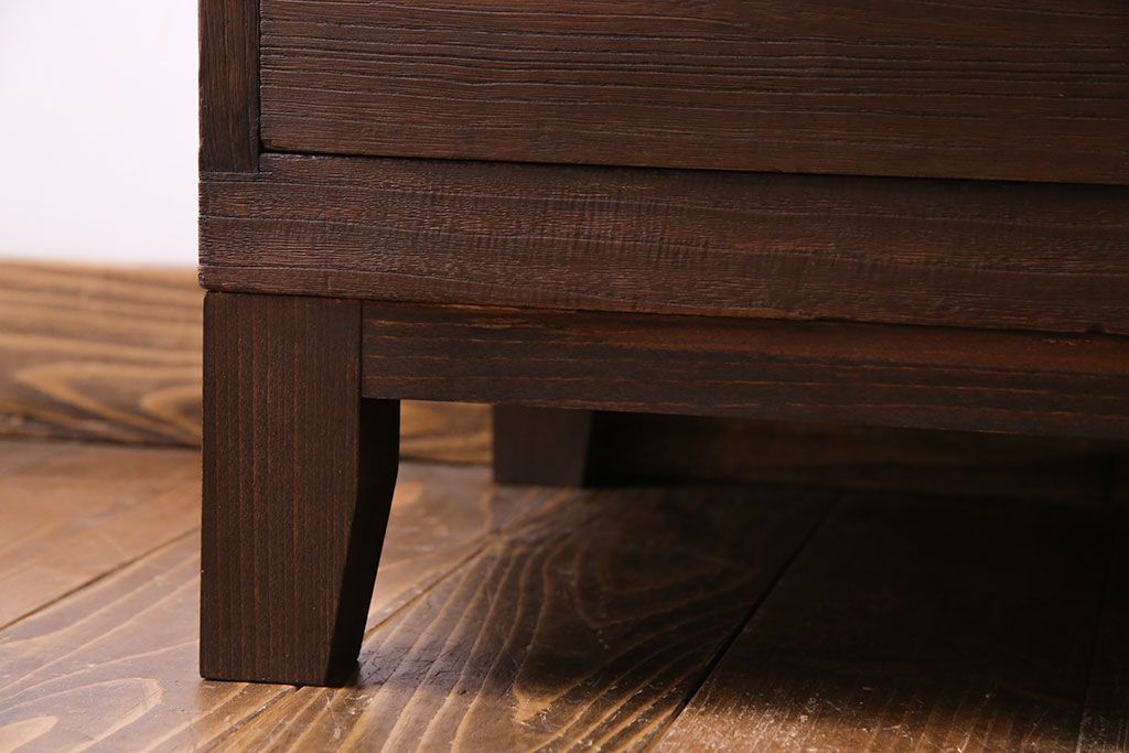 アンティーク家具　和製アンティーク　当時ものの取っ手!シンプルな脚付箪笥ローチェスト(ローボード、衣装箪笥)