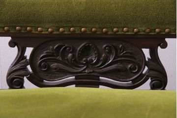 アンティーク家具　イギリスアンティーク　フレームの意匠が上品なシェーズロング(カウチソファ)