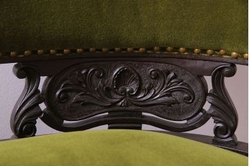 アンティーク家具　イギリスアンティーク　フレームの意匠が上品なシェーズロング(カウチソファ)