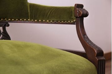アンティーク家具　イギリスアンティーク　フレームの意匠が上品なシェーズロング(カウチソファ)