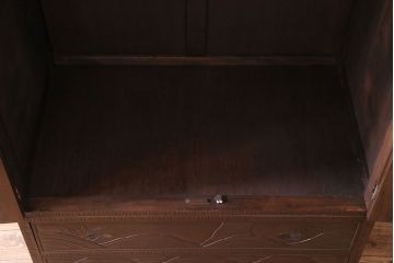 中古　伝統工芸　軽井沢彫り　迫力のある意匠が魅力のワードローブ(洋服タンス)