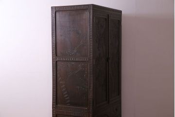 中古　伝統工芸　軽井沢彫り　迫力のある意匠が魅力のワードローブ(洋服タンス)