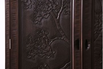 中古　伝統工芸　軽井沢彫り　迫力のある意匠が魅力のワードローブ(洋服タンス)