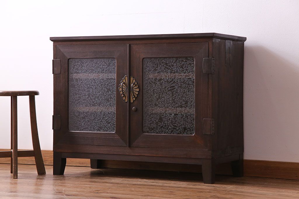 レトロ家具　昭和レトロ　前面のデザインがおしゃれなリメイクサイドボード(収納棚、リビングボード)