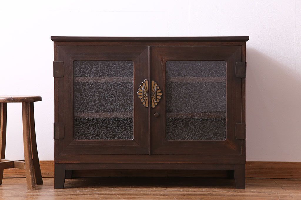 レトロ家具　昭和レトロ　前面のデザインがおしゃれなリメイクサイドボード(収納棚、リビングボード)