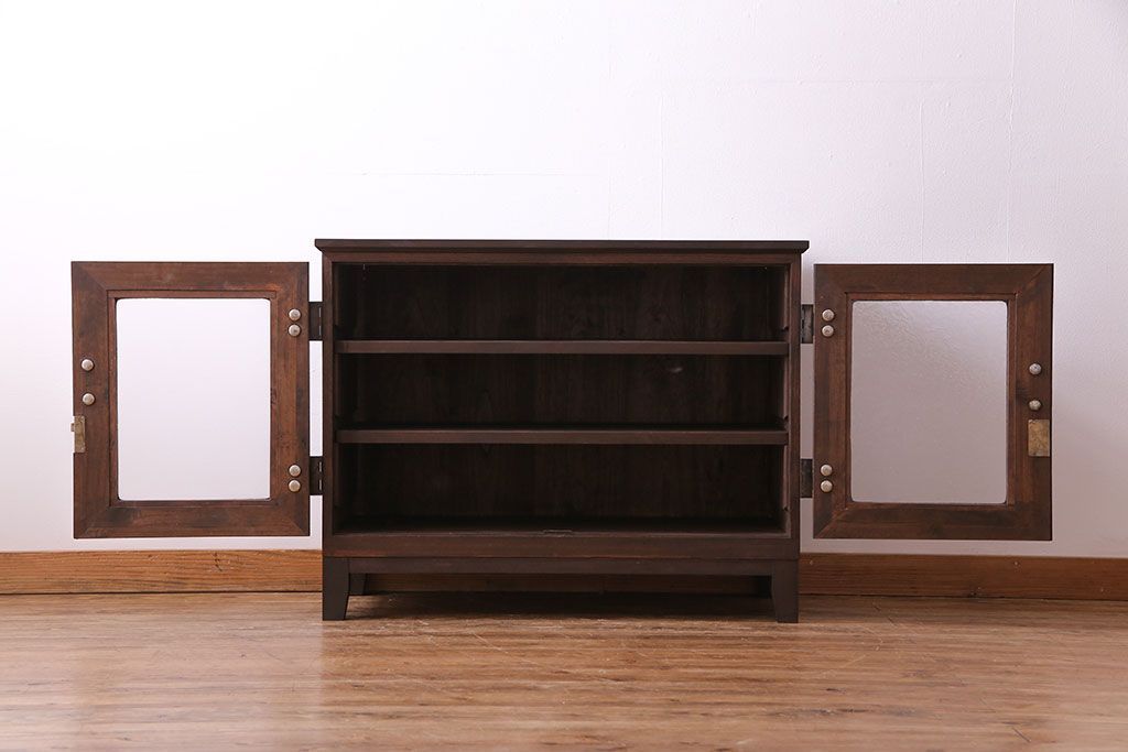 レトロ家具　昭和レトロ　前面のデザインがおしゃれなリメイクサイドボード(収納棚、リビングボード)