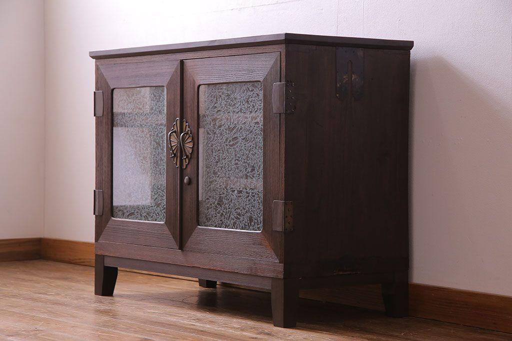 レトロ家具　昭和レトロ　前面のデザインがおしゃれなリメイクサイドボード(収納棚、リビングボード)