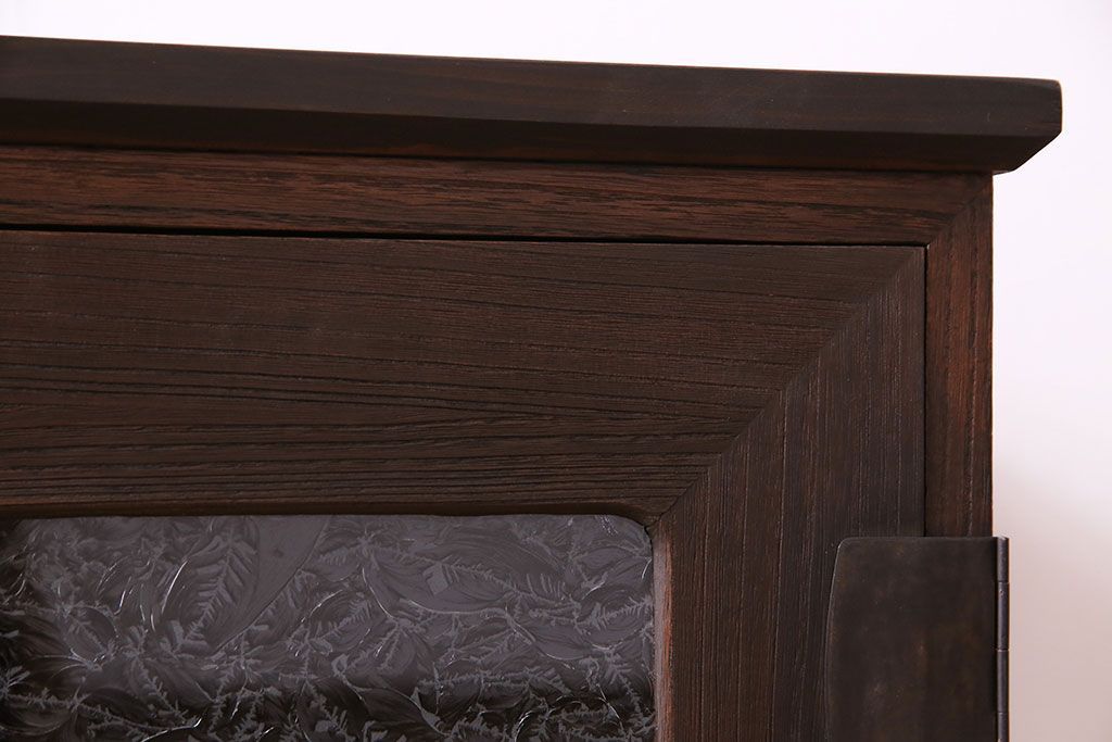 レトロ家具　昭和レトロ　前面のデザインがおしゃれなリメイクサイドボード(収納棚、リビングボード)