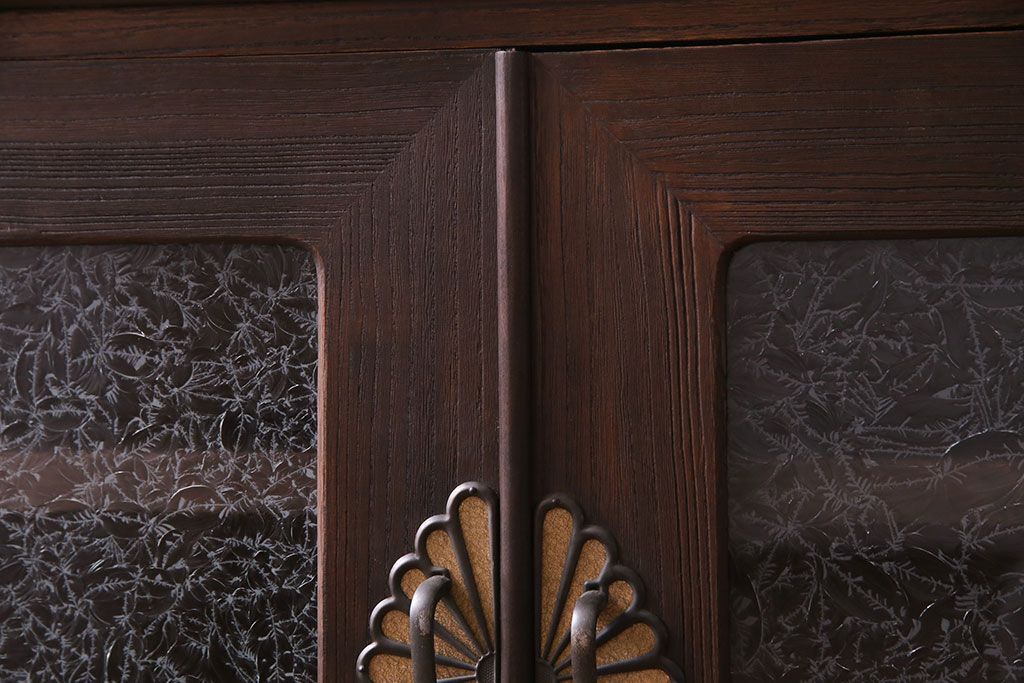 レトロ家具　昭和レトロ　前面のデザインがおしゃれなリメイクサイドボード(収納棚、リビングボード)