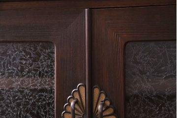 レトロ家具　昭和レトロ　前面のデザインがおしゃれなリメイクサイドボード(収納棚、リビングボード)