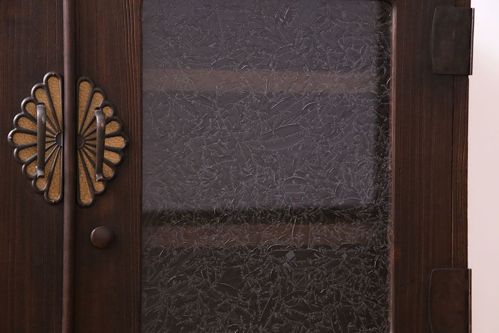 レトロ家具　昭和レトロ　前面のデザインがおしゃれなリメイクサイドボード(収納棚、リビングボード)