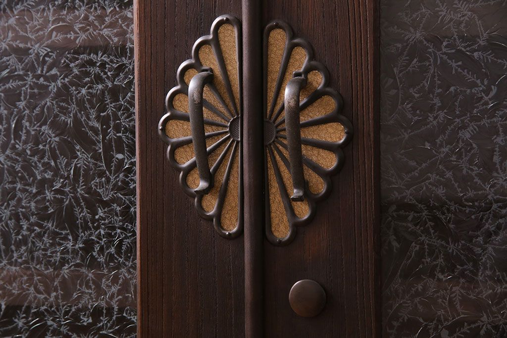 レトロ家具　昭和レトロ　前面のデザインがおしゃれなリメイクサイドボード(収納棚、リビングボード)