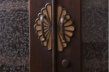 レトロ家具　昭和レトロ　前面のデザインがおしゃれなリメイクサイドボード(収納棚、リビングボード)