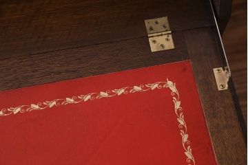 【T様ご決済用】イギリスビンテージ　レザートップの赤い台が可愛らしいライティングビューロー(簿記机、在宅ワーク、在宅用デスク)