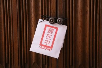 【T様ご決済用】イギリスビンテージ　レザートップの赤い台が可愛らしいライティングビューロー(簿記机、在宅ワーク、在宅用デスク)