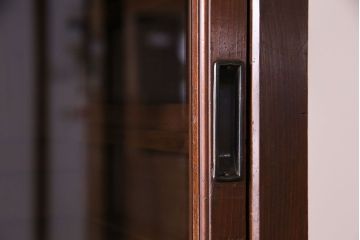 アンティーク家具　和製アンティーク　堂々とした佇まいの二段重ねガラス戸棚(収納棚、食器棚、飾り棚、ショーケース)