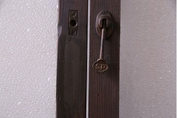 昭和初期　経年による風合いが魅力のガラス戸(建具、引き戸)2枚セット