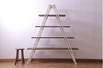 ペイント家具　ディスプレイが楽しめる大振りの脚立型飾り棚(ラダーシェルフ、ディスプレイラック)