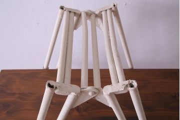 ペイント家具　ディスプレイが楽しめる大振りの脚立型飾り棚(ラダーシェルフ、ディスプレイラック)