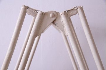 ペイント家具　ディスプレイが楽しめる大振りの脚立型飾り棚(ラダーシェルフ、ディスプレイラック)