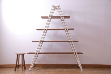 ペイント家具　ディスプレイが楽しめる大振りの脚立型飾り棚(ラダーシェルフ、ディスプレイラック)