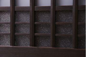 昭和中期　情緒ある独特の格子が魅力のガラス戸(格子戸、引き戸、建具)2枚セット
