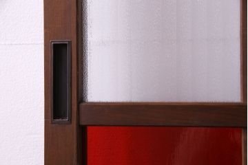 和製アンティーク　色ガラス入り!木のぬくもりを活かしたガラス戸(引き戸、建具)