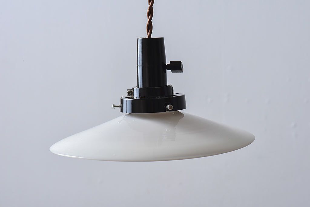 昭和レトロ　シンプルな白い笠が魅力的なシェード(電笠)(1)