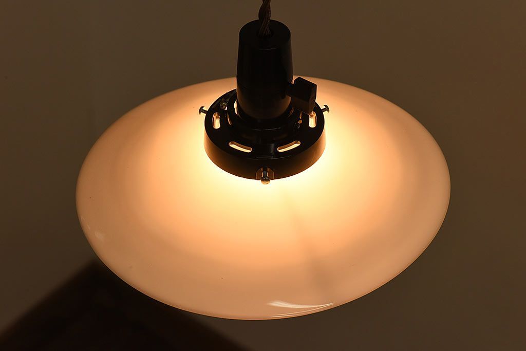 昭和レトロ　シンプルな白い笠が魅力的なシェード(電笠)(1)